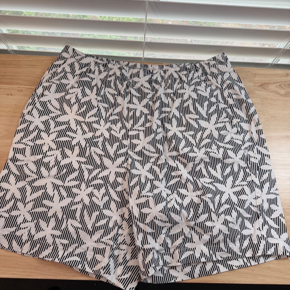 Lands' End Shorts Wpmen's Black White Floral Striped Mid Rise Zip Fly - 10